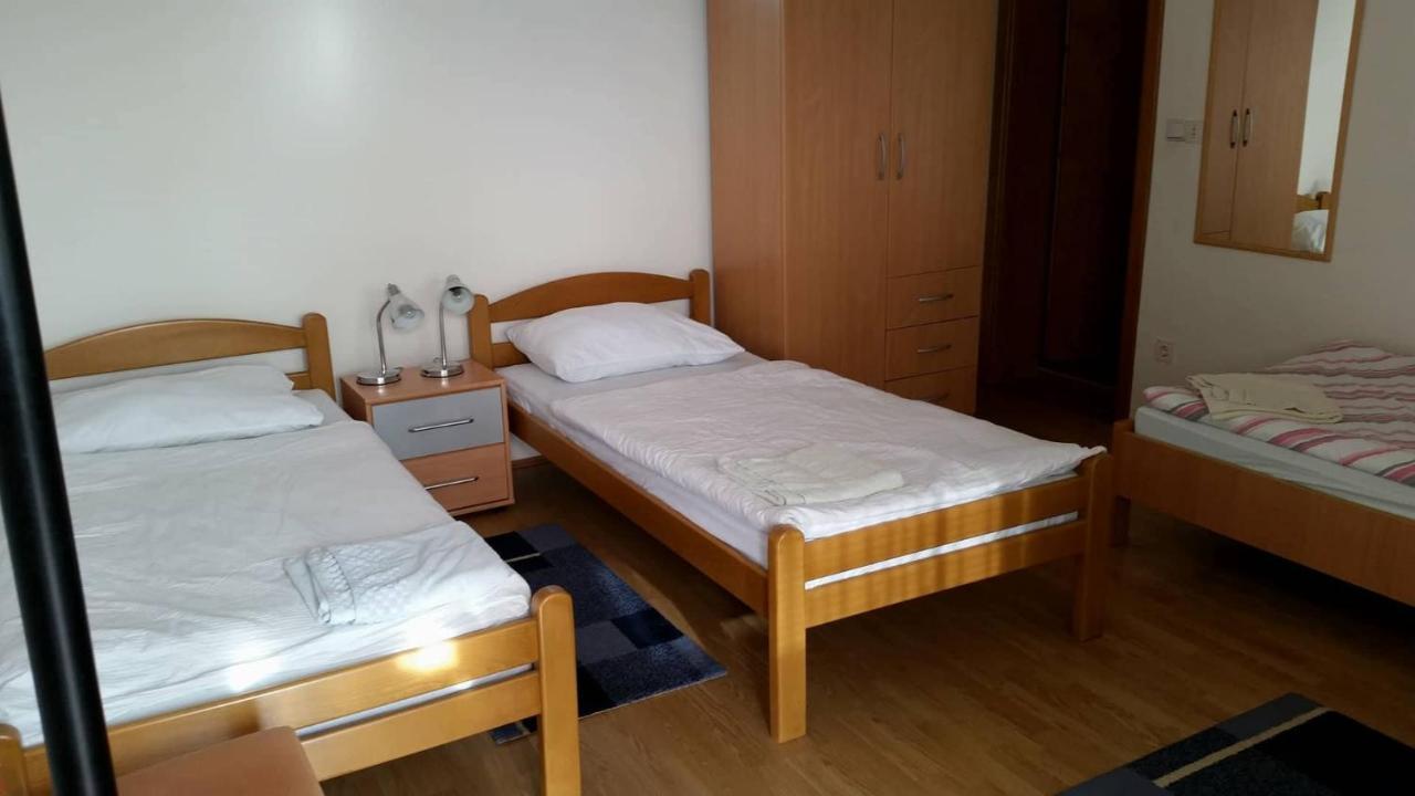 Prenociste Dzinic Hotel Zupanja Exterior photo
