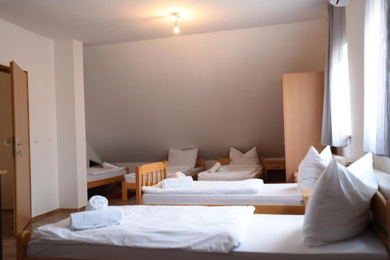 Prenociste Dzinic Hotel Zupanja Exterior photo